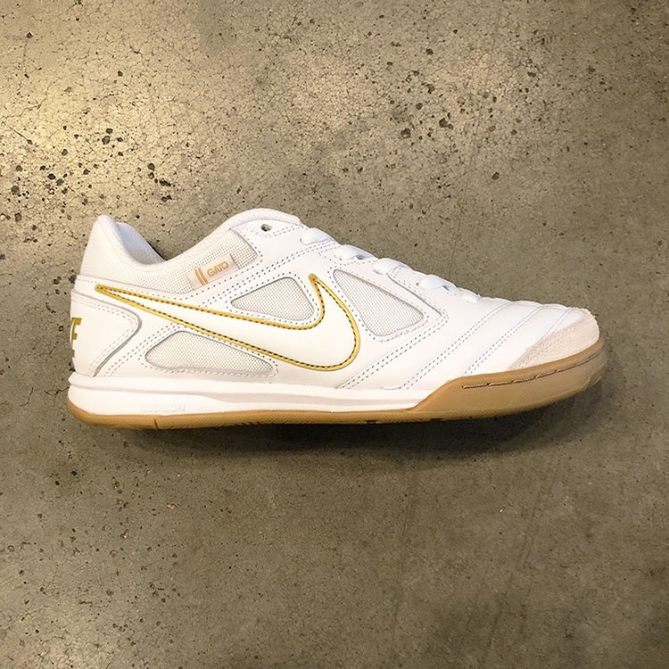 Casa de la carretera Redada Vagabundo Nike SB Gato (White/Metallic Gold) Shoes Mens at Emage Colorado, LLC